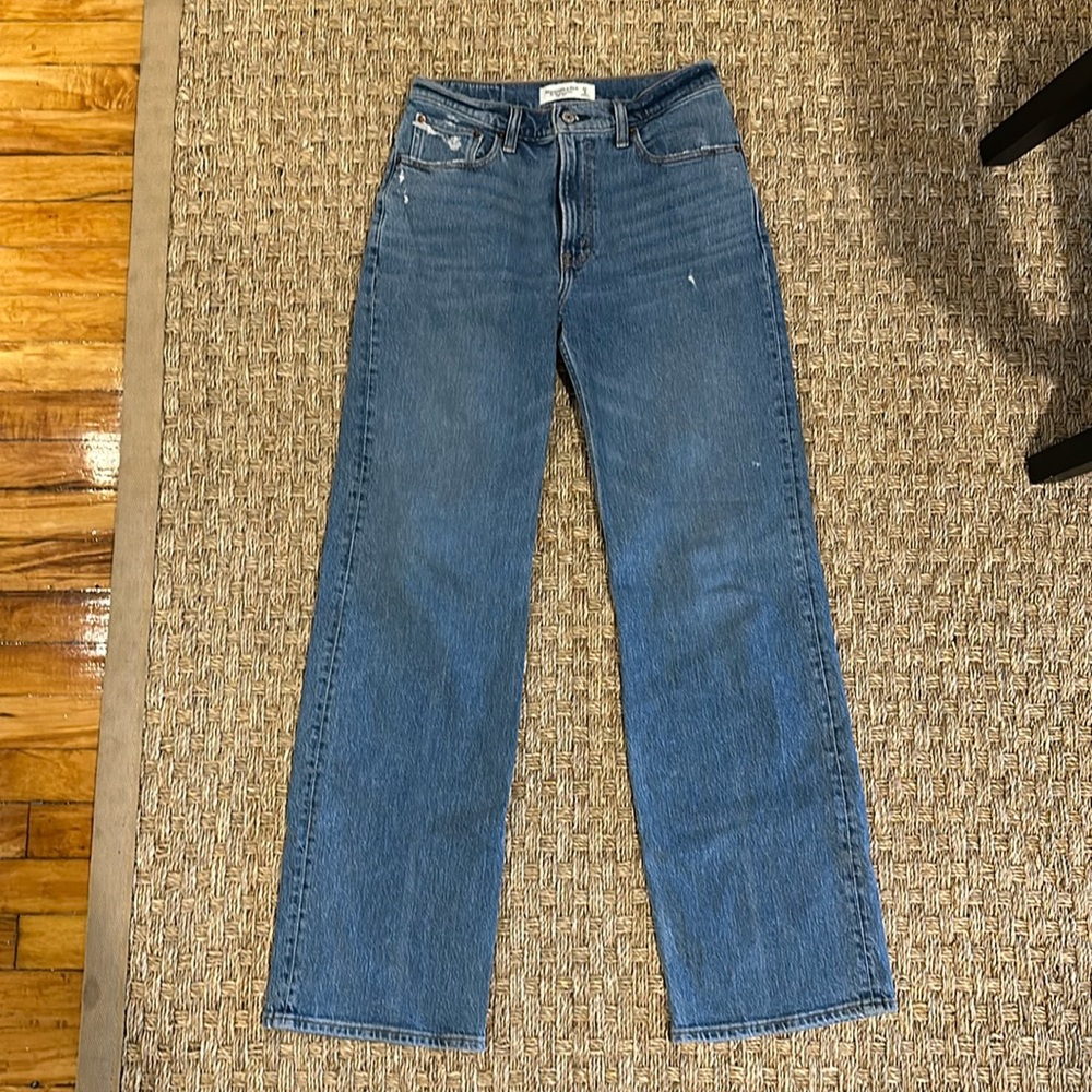 The 90’s Relaxed Jean, high rise. Abercrombie & Fitch jeans. Size 27 / 4r